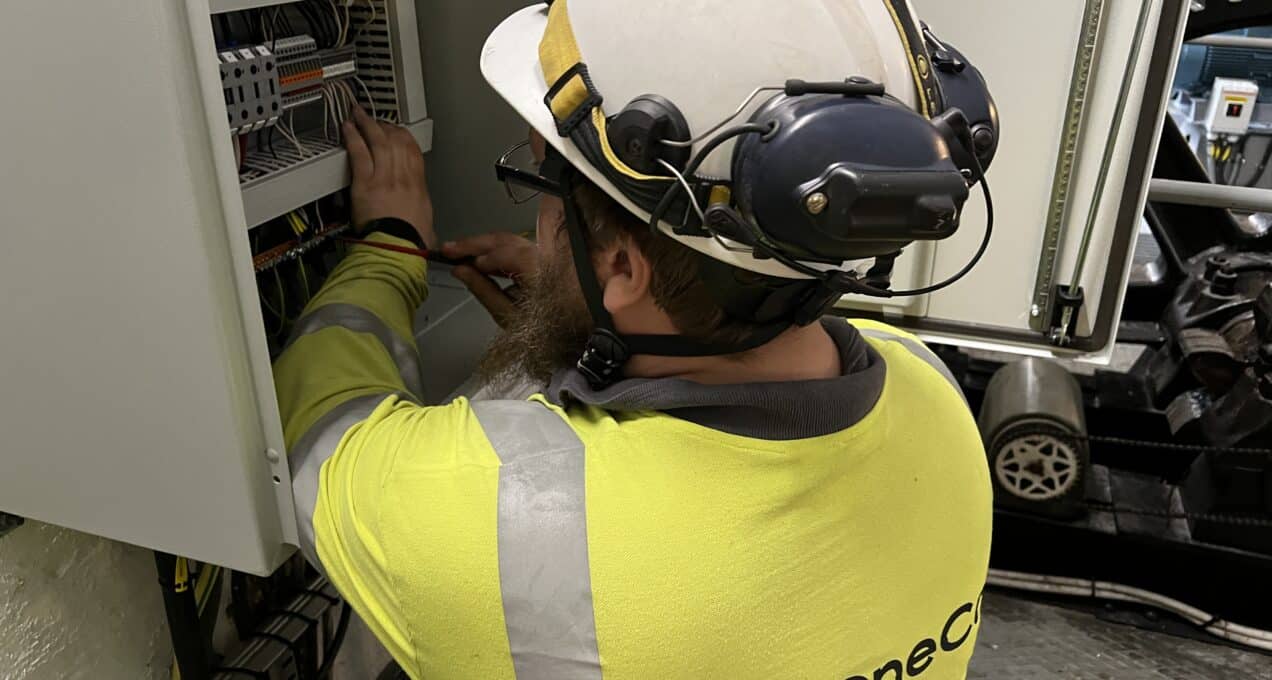 Elektriker i sikringsskap