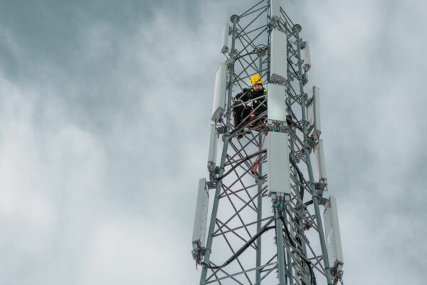 Mann som jobber i telemast. Foto: Terje Borud