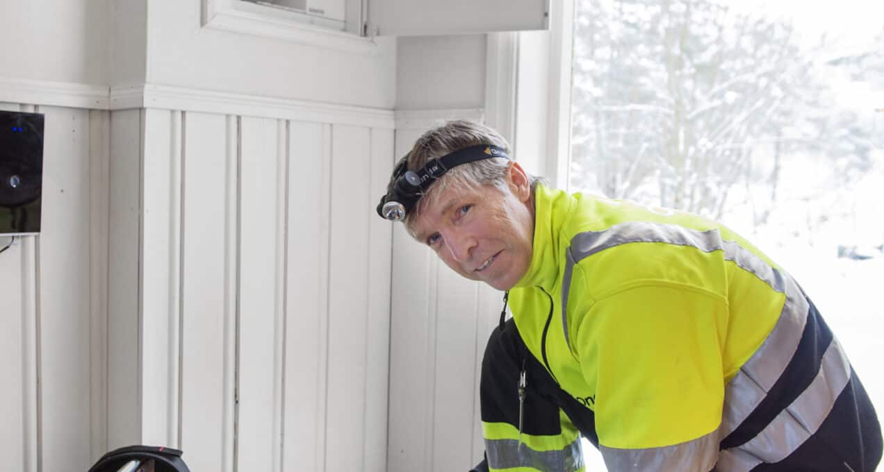 Here Sørefoss i Birkeland kommune 7 Mars 2016 AMS prosjektet til Agder Energi er godt i gang. Nye målere er på vei ut i hele distriktet. Her fra arbeid med både infrastrktur og hjemme hos kunder som får nye målere. Her er det montør Beint Einar Sveinall som er på jobb i Here-Sørefoss