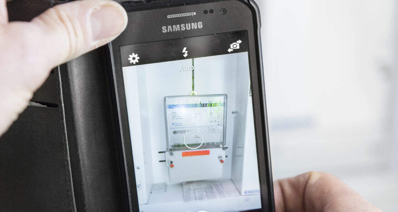 Here Sørefoss i Birkeland kommune 7 Mars 2016 AMS prosjektet til Agder Energi er godt i gang. Nye målere er på vei ut i hele distriktet. Her fra arbeid med både infrastrktur og hjemme hos kunder som får nye målere. Her er det montør Beint Einar Sveinall som er på jobb i Here-Sørefoss