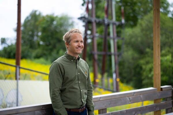 Bilde av Stian Thorsrud, kommunikasjonsdirektør i OneCo, utenfor Oslos reservevannforsyning. 