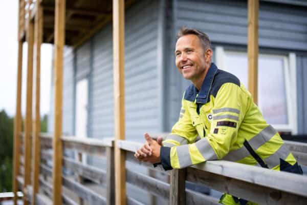 Bilde av Kim Holteberg prosjektsjef i OneCo, utenfor brakkene ved Oslos nye reservevannforsyning. 